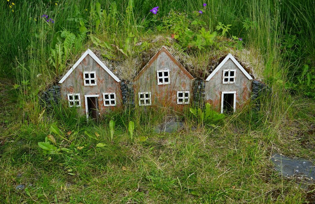 Da die Menschen Teile der Natur für beispielsweise Bauprojekte in Anspruch nehmen, gibt es kleine Ersatz Behausungen für die Elfen die dort gelebt haben.
Einige Isländer haben ein solches Häuschen auch im Garten. 